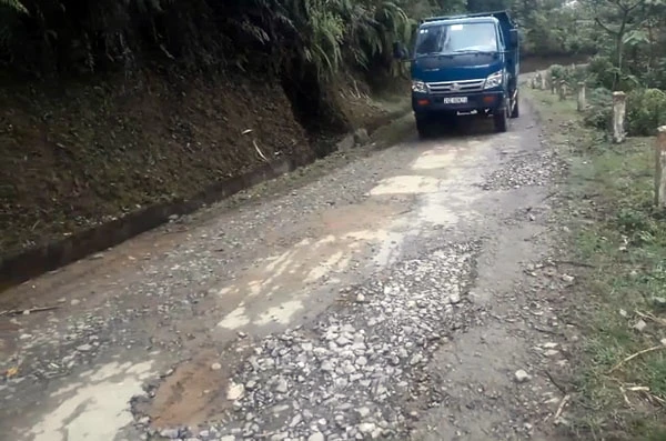 Địa hình đồi núi dốc khiến mưa lũ ảnh hưởng nhiều đến giao thông vùng cao Lào Cai.