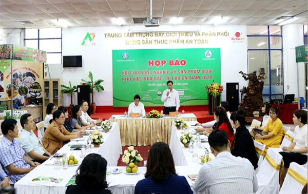 Quang cảnh họp báo.