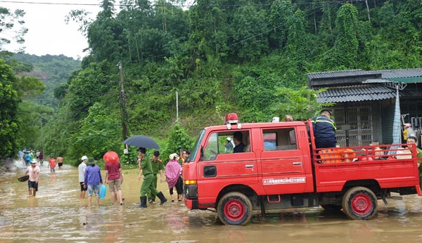 Luyện thể lực để có đủ sức khỏe hoàn thành nhiệm vụ được giao. Một buổi diễn tập công tác phòng cháy, chữa cháy và cứu nạn, cứu hộ quy mô lớn. Rèn luyện kỹ năng dập đám cháy một cách hiệu quả nhất. Khi xảy ra vụ hỏa hoạn, các chiến sỹ cứu hộ luôn là những người dũng cảm, vượt qua hiểm nguy để tìm kiếm, cứu hộ nạn nhân. Luôn đến kịp thời khi hỏa hoạn xảy ra. Đối mặt với “giặc lửa”. Dù trong điều kiện thời tiết nào, các chiến sỹ cứu hộ vẫn dũng cảm hoàn thành nhiệm vụ. Có mặt kịp thời khi xảy ra lũ lụt để cứu hộ, cứu nạn. Cứu người dân bị lũ cuốn. Giúp nhân dân xã Phìn Ngan (Bát Xát) dựng lại nhà trong trận lũ lịch sử năm 2016.