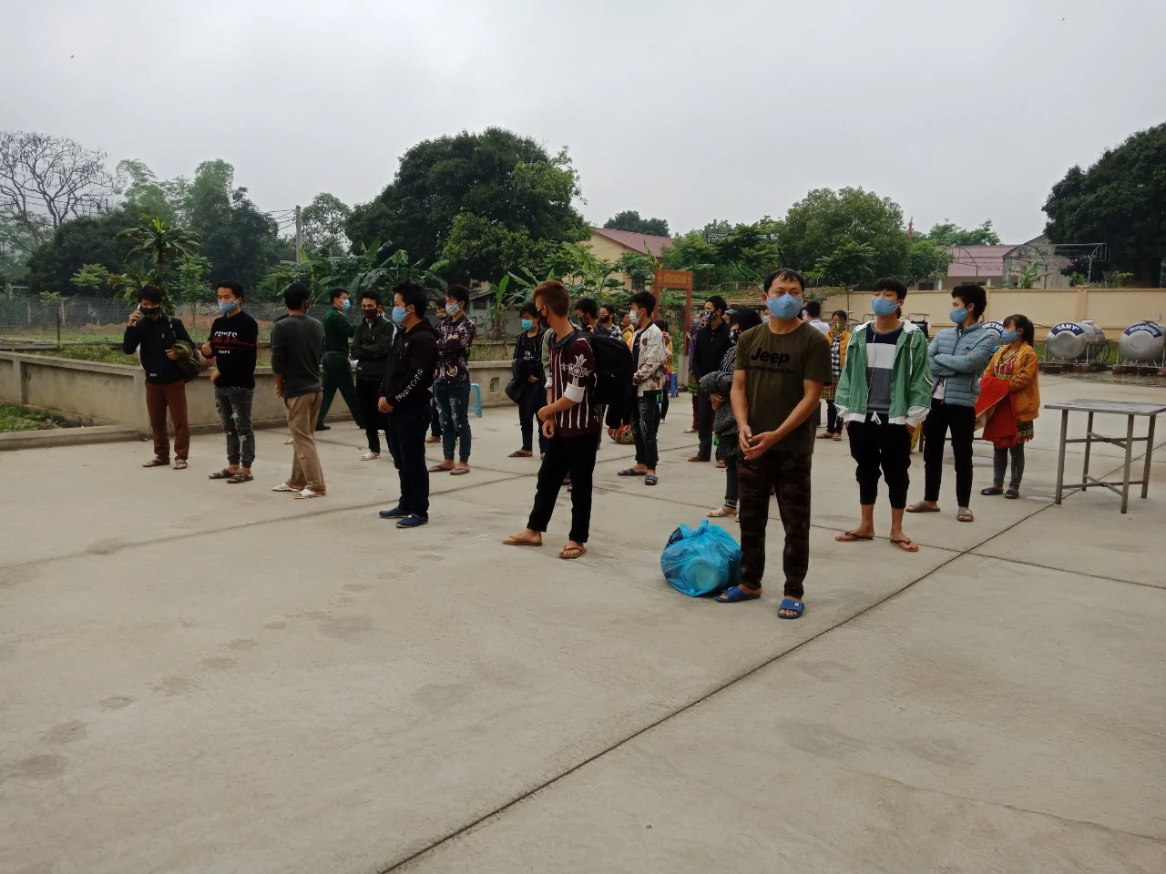 Tiếp nhận công dân là lao động làm thuê từ Trung Quốc trở về.