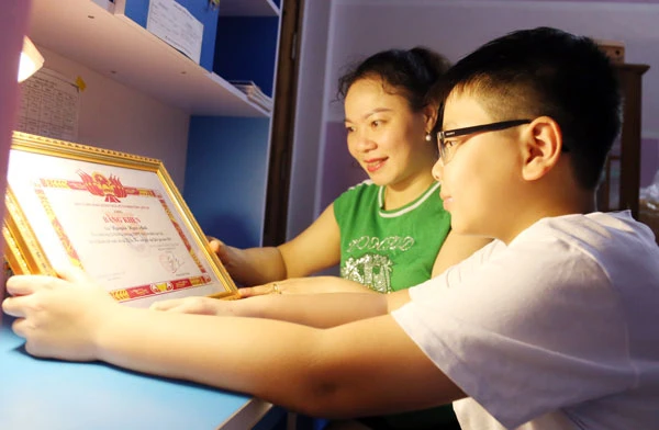 Chị Nguyễn Thị Thu Thủy vui cùng thành tích học tập của các con.