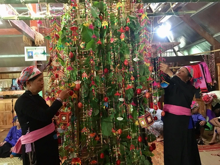 Ngôi nhà sàn của người Tày là không gian độc đáo, rộng rãi để tổ chức Đại pang. Bà con, hàng xóm cùng quây quần để lắng nghe thầy hát. Bà con cùng hỗ trợ, giúp đỡ gia đình chuẩn bị mâm cỗ và các linh vật, đồ dùng dâng trong ngày lễ. “Bóc va” được tổng hợp từ nhiều loại lá cây và treo thành một gian. Trong nghi lễ đây là cỏ để nuôi ngựa, nuôi rồng gửi cho các Quan các Tào. Những quả trứng được sơn màu dùng để trang trí trong đại lễ. Thứ quan trọng trong đại lễ là cỗ hoa. Cỗ hoa được đặt ngay gian giữa nhà, được trang trí từ măng, rau, củ mài, củ từ, trứng… Rót rượu để mời các Quan, các Tào xuống chứng giám. Đầu tiên, các thầy sẽ múa quanh cỗ hoa để “tỏn tang”, tức là phát đường cho Quan Tào ở Mường Trời xuống chứng giám đại lễ. Đội nhạc hỗ trợ trong đại lễ. Bà Hoàng Thị Lả hát mời quan. Các thầy sẽ hát, múa như vậy trong thời gian 3 ngày 2 đêm cho đến khi đón được quan xuống chứng giám và nâng cấp sắc cho bà.