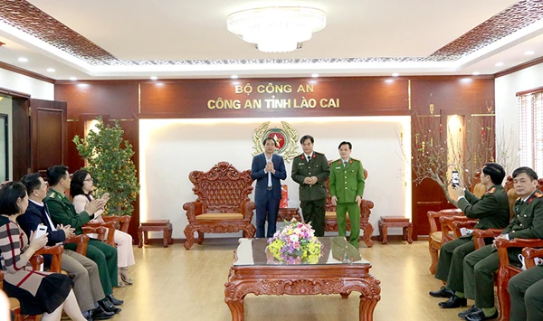 Tặng quà Tết Công an tỉnh Lào Cai. Tặng quà Bộ Chỉ huy Bộ đội Biên phòng tỉnh.