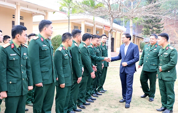 Đồng chí Trịnh Xuân Trường thăm Đại đội 20.