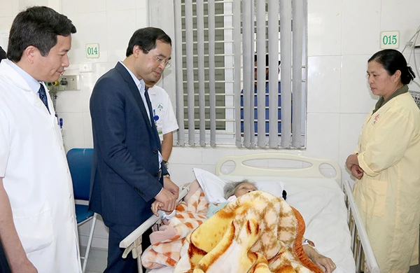 Phó Chủ tịch UBND tỉnh Trịnh Xuân Trường tặng quà Tết các cơ quan, đơn vị ảnh 1