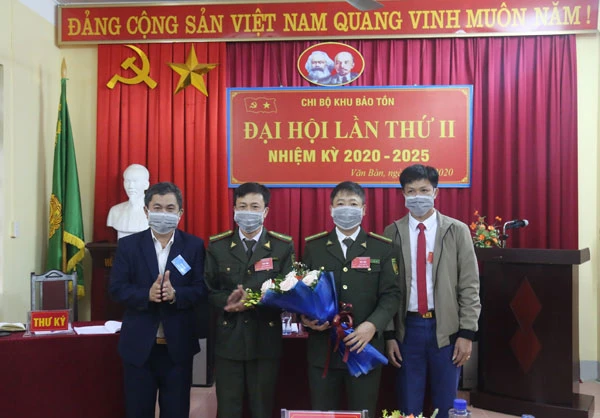 Tặng hoa chúc mừng Chi ủy Chi bộ khóa II.