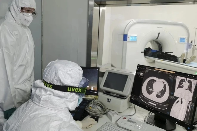 Bác sĩ đọc hình chụp phổi tại bệnh viện dã chiến Hỏa Thần Sơn ở Vũ Hán ngày 9/2.