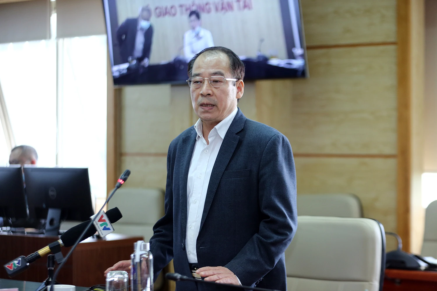 PGS.TS Trần Đắc Phu cho biết có khoảng 40% người nhiễm SARS-CoV-2 không có triệu chứng, nhiều người triệu chứng rất nhẹ. Ảnh: VGP/Đình Nam