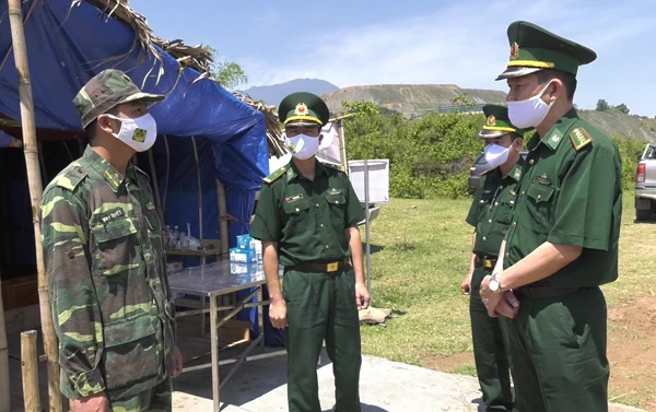 Lãnh đạo Học viện Biên phòng thăm hỏi, động viên cán bộ, chiến sỹ, học viên tại chốt Kiểm soát phòng, chống dịch Covid-19, Đồn Biên phòng Bát Xát.