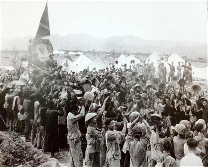 Lá cờ “Quyết chiến Quyết thắng” và chân dung Chủ tịch Hồ Chí Minh tại lễ diễu hành mừng chiến thắng tại Điện Biên Phủ giữa tiếng reo hò vang dậy của bộ đội, dân công và nhân dân các dân tộc Điện Biên. Lá cờ “Quyết chiến Quyết thắng” và chân dung Chủ tịch Hồ Chí Minh tại lễ diễu hành mừng chiến thắng tại Điện Biên Phủ giữa tiếng reo hò vang dậy của bộ đội, dân công và nhân dân các dân tộc Điện Biên.