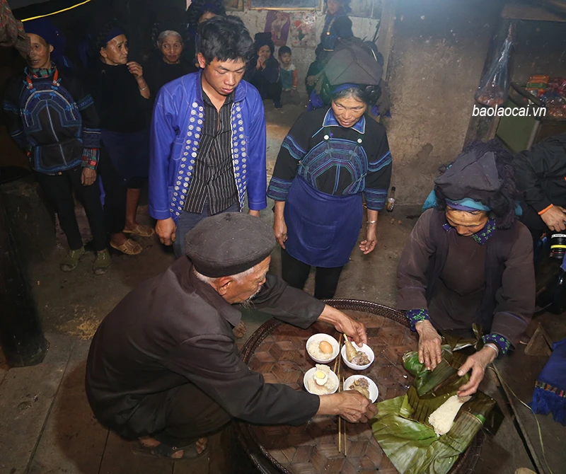 Hai ông mối từ nhà gái về thông báo lại cho nhà trai, lúc này bên nhà trai sẽ chính thức thông báo mời mọi người ăn cỗ cưới. Cô dâu trang điểm để chờ nhà trai sang rước dâu. Đoàn đón dâu của nhà trai sẽ có chú rể, phù rể và em hoặc chị gái của chú rể đi cùng đến đón dâu. Phù rể sẽ vào trong nhà thông báo đã đến giờ và chú rể đang chờ ở ngoài cửa, mời cô dâu ra cửa để đoàn nhà trai đón đi. Đoàn đón dâu đi thẳng về nhà trai, trên đường đi không nghỉ và không quay lại nhà gái. Khi về đến nhà trai, mẹ của chú rể ra cửa, cầm một gáo nước sạch để rửa tay cho chú rể, cô dâu và các thành viên khác trước khi vào trong nhà làm lễ. Cô dâu được nghỉ ngơi trong căn buồng của nhà trai khi mới rước về. Cô dâu và chú rể quỳ lạy một lần trước bàn thờ tổ tiên để cầu mong tổ tiên chứng nhận và bảo vệ. Vào tới trong nhà, mẹ chàng trai sẽ đeo lên vai cô dâu một chiếc gùi trong đó có hai gói xôi. Cô dâu đeo lên và chú rể đứng sau; khi cô dâu hạ gùi xuống thì chú rể phải đón được chiếc gùi, điều này thể hiện sự hòa hợp giữa chàng trai và cô gái, thể hiện họ sẽ luôn bên nhau hạnh phúc trăm năm. Khi các nghi thức được thực hiện xong, mâm cơm cúng được sắp trước bàn thờ tổ tiên để thầy cúng làm lễ. Cuối ngày là nhà trai tổ chức bữa cơm thân mật mời họ hàng, làng xóm tới dự cùng vui. Sau lễ cưới, cô dâu chú rể cùng nhau ra vườn chăm sóc cây cối để lấy may.