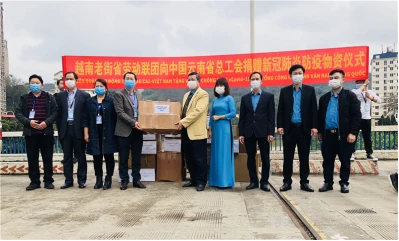 Trao vật tư y tế hỗ trợ Tổng Công hội tỉnh Vân Nam (Trung Quốc). Ảnh: Phương Thuý