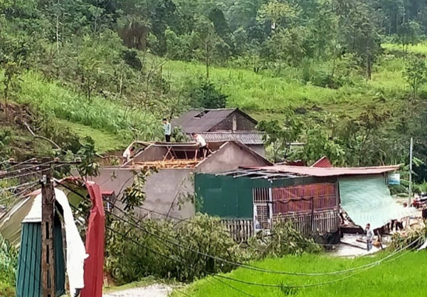 Nhiều nhà cửa bị tốc mái. Chuồng chăn nuôi hư hỏng. Người dân giúp nhau khắc phục hậu quả thiên tai.