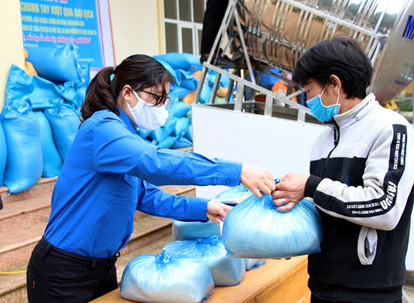 Mỗi phần gạo sẽ góp phần giúp người dân vơi bớt khó khăn.