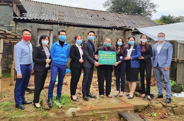 Tặng quà cho hộ gia đình bị thiệt hại nặng tại thị trấn Phố Lu.