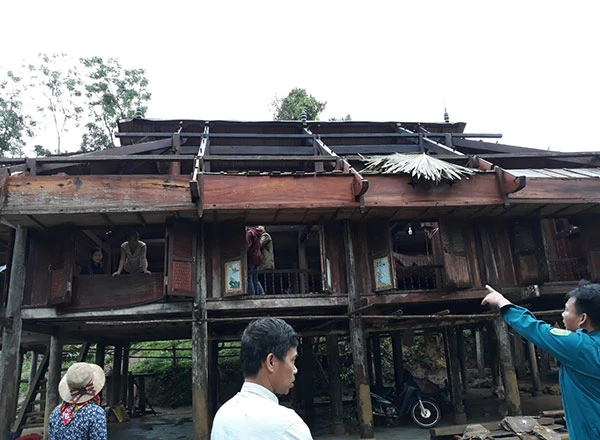 Một nhà dân ở xã Việt Tiến bị dông lốc đêm 23/4 làm tốc mái hoàn toàn.