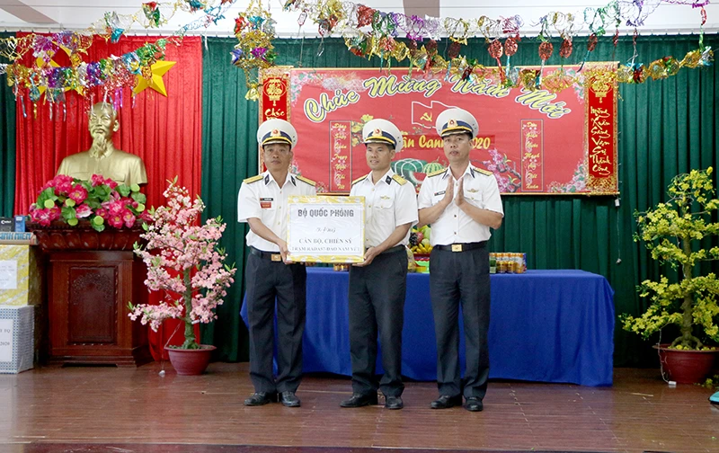 Quà tết đến với Trường Sa ảnh 11