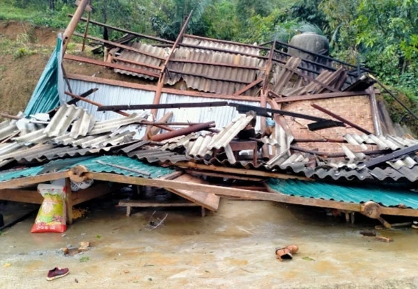 Một ngôi nhà bị đổ sập hoàn toàn.