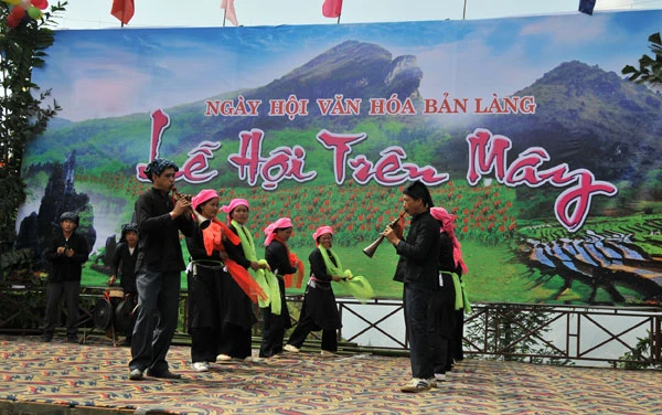 Người dân trong vùngtổ chức lễ hội mùa xuân trên đỉnh Hàm rồng.