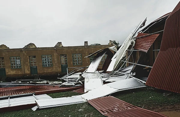 Một trường học tại xã Kim Sơn bị sập đổ do dông lốc.