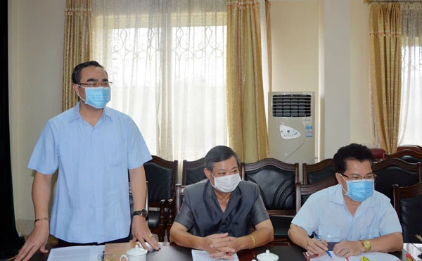 Lãnh đạo LĐLĐ tỉnh báo cáo kết quả hoạt động công đoàn trên địa bàn.