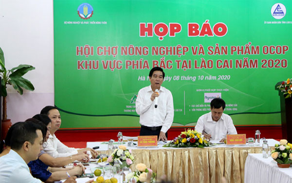 Lãnh đạo Sở Nông nghiệp và Phát triển nông thôn tỉnh Lào Cai trả lời câu hỏi của phóng viên báo chí.