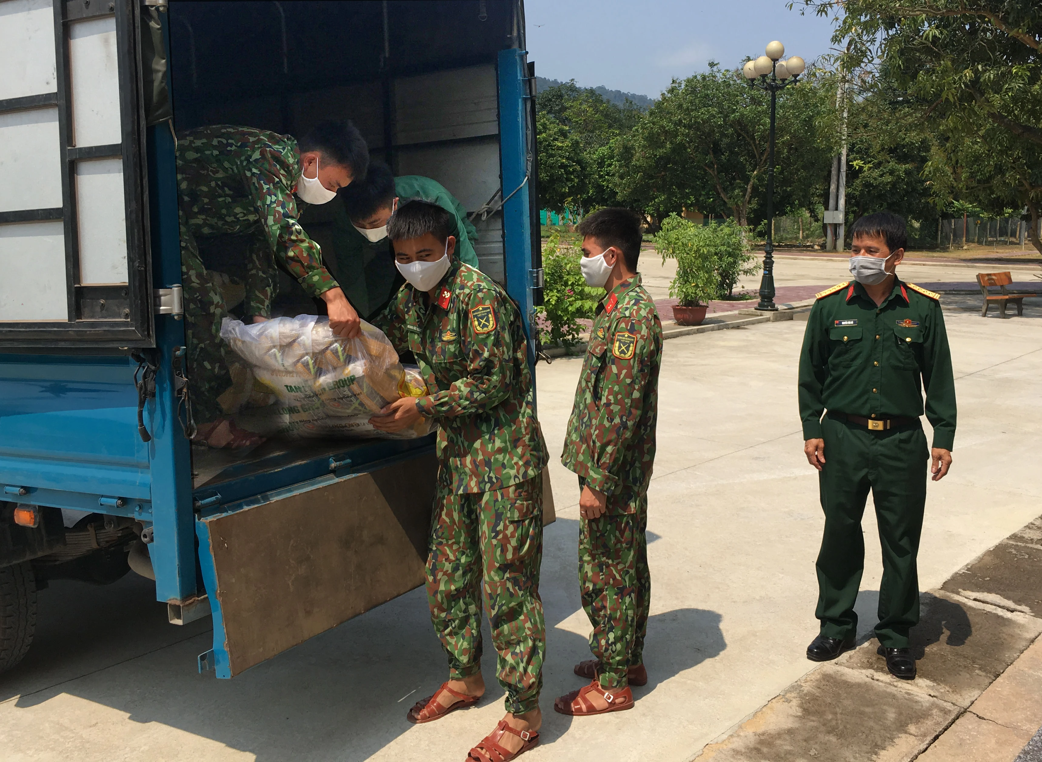 Trao tặng 2 tấn gạo cho khu cách ly tập trung của tỉnh ảnh 2