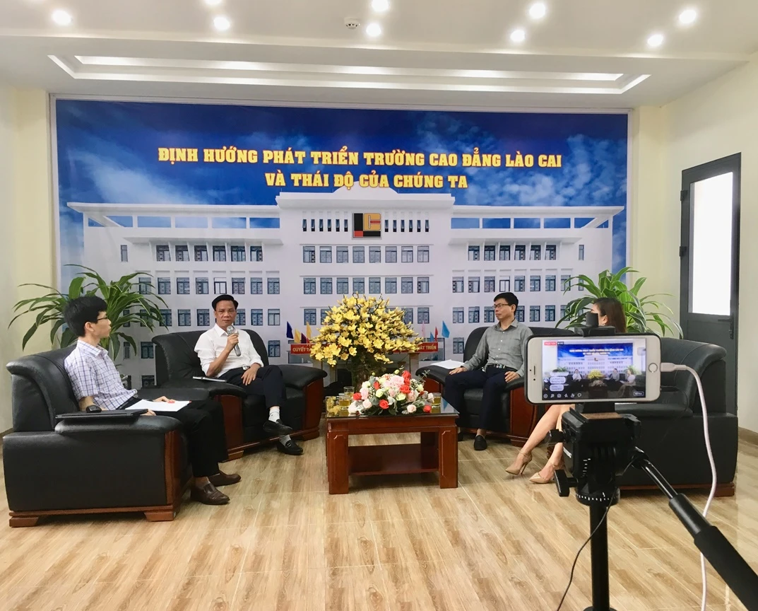 Ban Giám hiệu Trường Cao đẳng Lào Cai đối thoại trực tuyến.