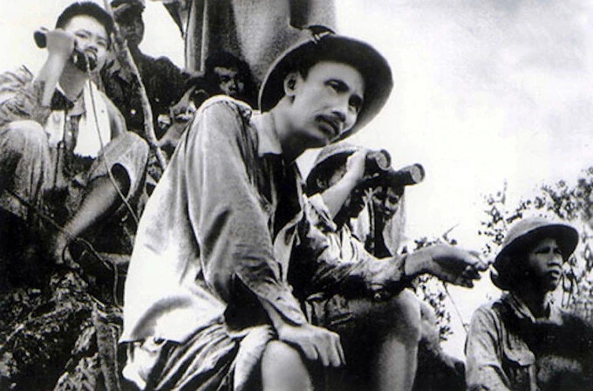 Chủ tịch Hồ Chí Minh trên đài quan sát mặt trận Đông Khê, Chiến dịch Biên giới, ngày 16/9/1950. Chủ tịch Hồ Chí Minh trên đài quan sát mặt trận Đông Khê, Chiến dịch Biên giới, ngày 16/9/1950.