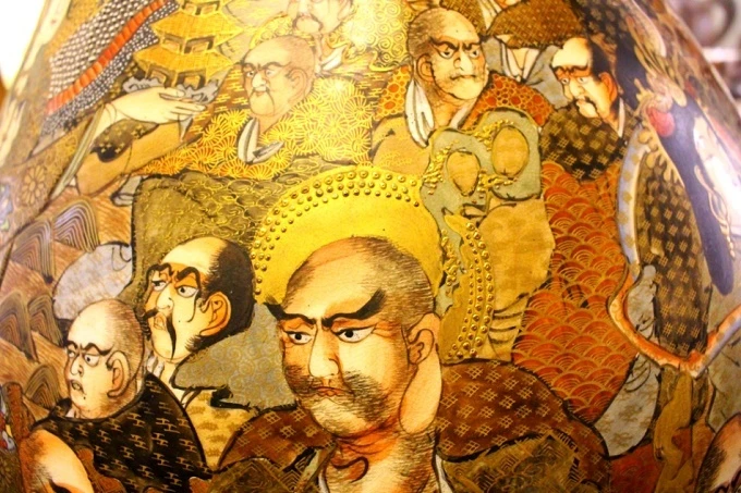 Những họa tiết có màu vàng đều được vẽ, đắp bằng vàng. Những họa tiết có màu vàng đều được vẽ, đắp bằng vàng.