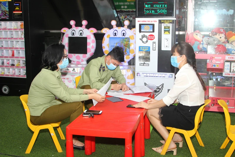 Siêu thị Đức Huy ký cam kết với lực lượng chức năng không tăng giá hàng hóa.