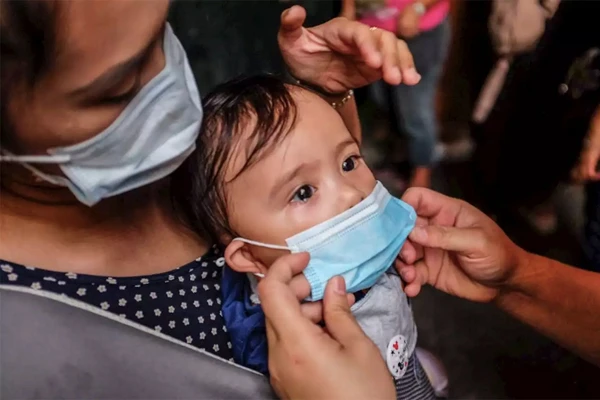 WHO nhấn mạnh, ngoài sử dụng khẩu trang cần kết hợp với rửa tay bằng xà phòng và nhiều biện pháp chống nhiễm khuẩn khác để chống dịch viêm phổi cấp do virus corona mới. WHO nhấn mạnh, ngoài sử dụng khẩu trang cần kết hợp với rửa tay bằng xà phòng và nhiều biện pháp chống nhiễm khuẩn khác để chống dịch viêm phổi cấp do virus corona mới.