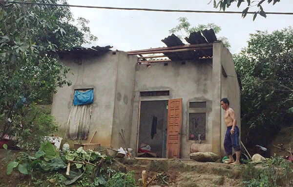 Một nhà dân tại xã Đồng Tuyển bị tốc mái.