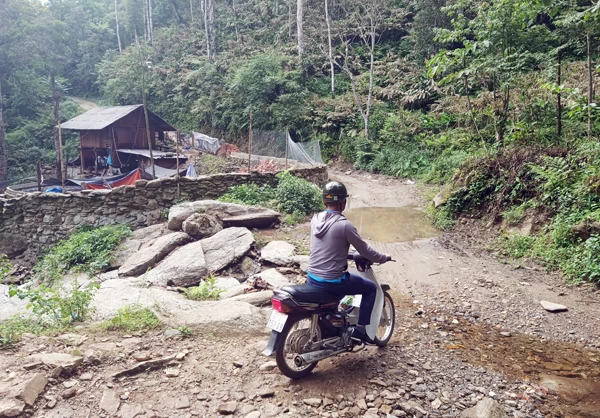 Đường vào thôn Bản Giàng còn nhiều khó khăn.