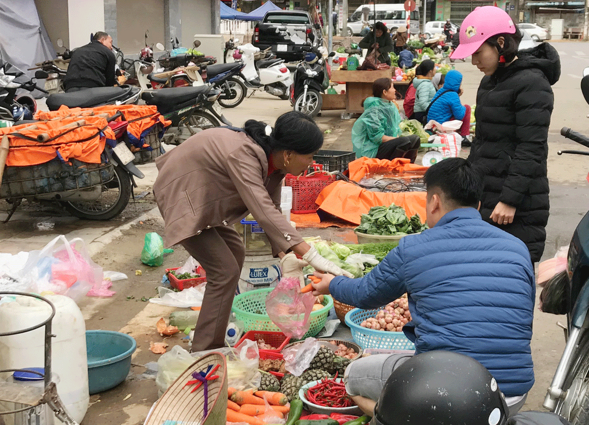 Chợ Kim Tân nhộn nhịp người mua bán.