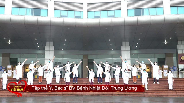 Tập thể y, bác sĩ Bệnh viện Nhiệt đới Trung ương 2.