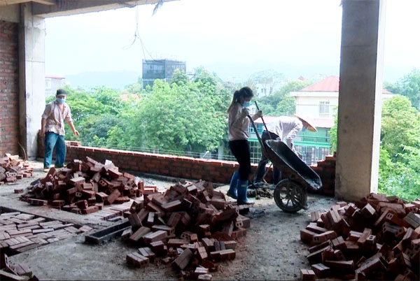 Công nhân vẫn tiếp tục thi công.