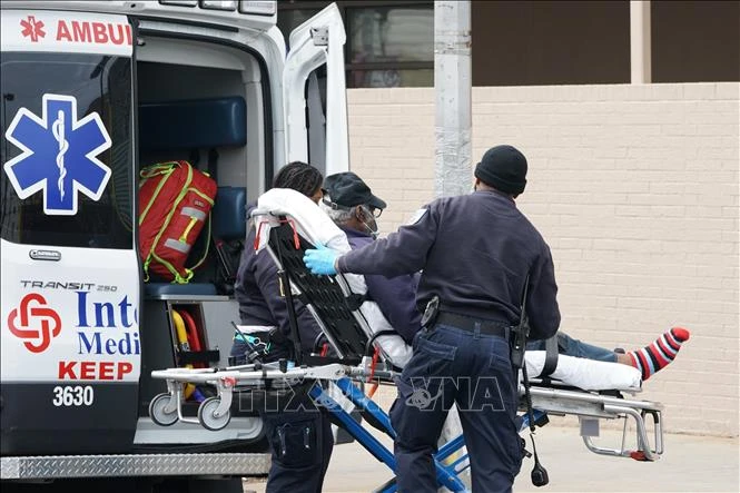 Chuyển bệnh nhân nhiễm COVID-19 tới bệnh viện Wyckoff ở Brooklyn, New York (Mỹ).