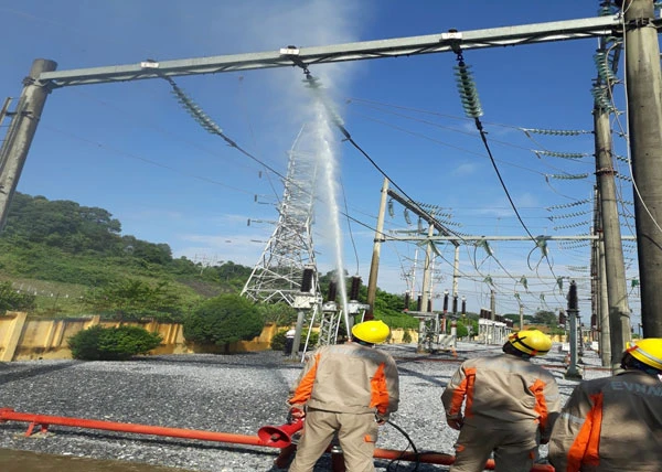 Vệ sinh thiết bị hotline tại Trạm 110 kV Lào Cai.