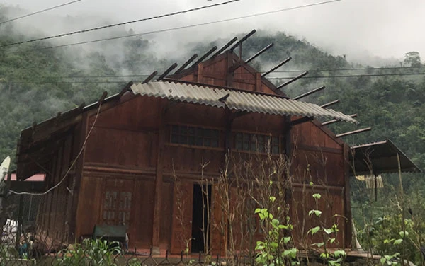 Nhà ở của một số hộ dân xã Liên Minh bị tốc mái.