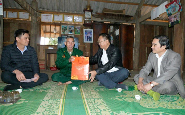 Tặng quà Tết gia đình chính sách, người có công tại Văn Bàn ảnh 3