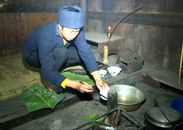 Anh Phu Se Thó mời “phu chu ma” ăn sau lễ cúng tại gia đình.