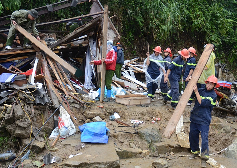 Luyện thể lực để có đủ sức khỏe hoàn thành nhiệm vụ được giao. Một buổi diễn tập công tác phòng cháy, chữa cháy và cứu nạn, cứu hộ quy mô lớn. Rèn luyện kỹ năng dập đám cháy một cách hiệu quả nhất. Khi xảy ra vụ hỏa hoạn, các chiến sỹ cứu hộ luôn là những người dũng cảm, vượt qua hiểm nguy để tìm kiếm, cứu hộ nạn nhân. Luôn đến kịp thời khi hỏa hoạn xảy ra. Đối mặt với “giặc lửa”. Dù trong điều kiện thời tiết nào, các chiến sỹ cứu hộ vẫn dũng cảm hoàn thành nhiệm vụ. Có mặt kịp thời khi xảy ra lũ lụt để cứu hộ, cứu nạn. Cứu người dân bị lũ cuốn. Giúp nhân dân xã Phìn Ngan (Bát Xát) dựng lại nhà trong trận lũ lịch sử năm 2016.