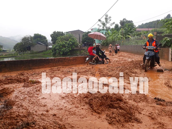 Nhiều tuyến đường liên thôn, liên xã ở Bát Xát dầy một lớp bùn đất, khiến người dân đi lại gặp nhiều khó khăn.
