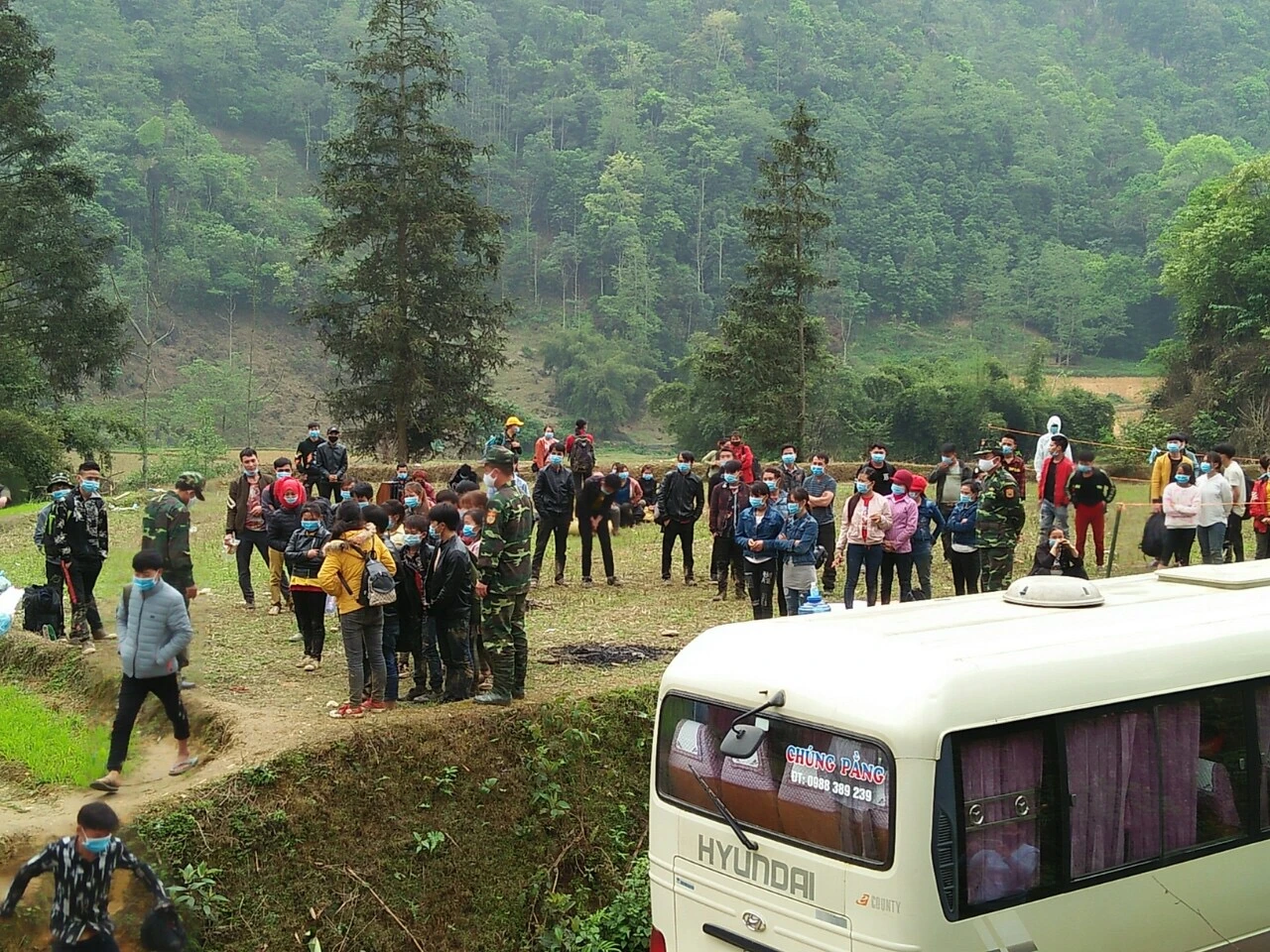 Đón người lao động từ Trung Quốc trở về.