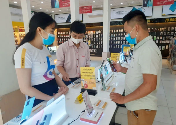 Tư vấn sản phẩm điện thoại ở cửa hàng Thế giới di động.
