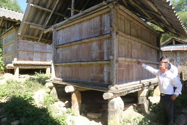 Kho thóc được làm kiên cố và cách xa nơi ở. Kho thóc được làm kiên cố và cách xa nơi ở.