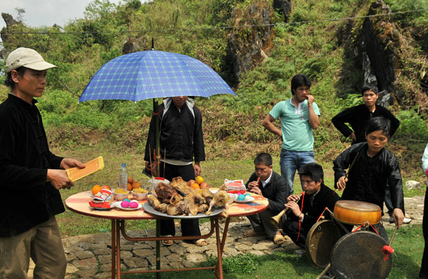 Người Mông Sa Pa làm lễ cúng thần trên đỉnh Hàm rồng dịp đầu xuân.