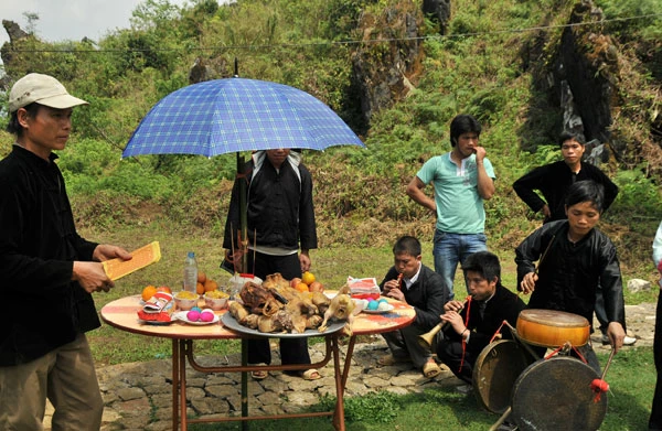 Người Mông Sa Pa làm lễ cúng thần trên đỉnh Hàm rồng dịp đầu xuân.