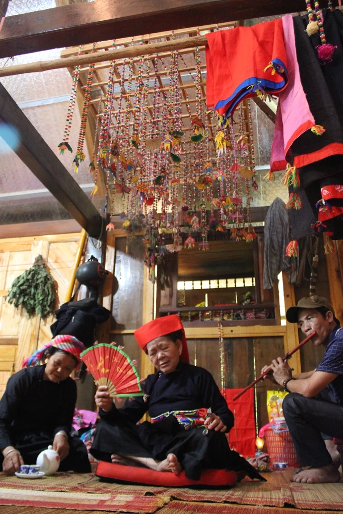 Ngôi nhà sàn của người Tày là không gian độc đáo, rộng rãi để tổ chức Đại pang. Bà con, hàng xóm cùng quây quần để lắng nghe thầy hát. Bà con cùng hỗ trợ, giúp đỡ gia đình chuẩn bị mâm cỗ và các linh vật, đồ dùng dâng trong ngày lễ. “Bóc va” được tổng hợp từ nhiều loại lá cây và treo thành một gian. Trong nghi lễ đây là cỏ để nuôi ngựa, nuôi rồng gửi cho các Quan các Tào. Những quả trứng được sơn màu dùng để trang trí trong đại lễ. Thứ quan trọng trong đại lễ là cỗ hoa. Cỗ hoa được đặt ngay gian giữa nhà, được trang trí từ măng, rau, củ mài, củ từ, trứng… Rót rượu để mời các Quan, các Tào xuống chứng giám. Đầu tiên, các thầy sẽ múa quanh cỗ hoa để “tỏn tang”, tức là phát đường cho Quan Tào ở Mường Trời xuống chứng giám đại lễ. Đội nhạc hỗ trợ trong đại lễ. Bà Hoàng Thị Lả hát mời quan. Các thầy sẽ hát, múa như vậy trong thời gian 3 ngày 2 đêm cho đến khi đón được quan xuống chứng giám và nâng cấp sắc cho bà.